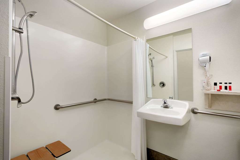 TRAVELODGE BY WYNDHAM YAMPA-guestroom-Guest Room,Bathroom,On-Site.jpg