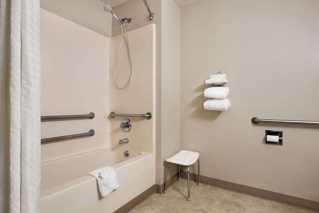 SUPER 8 BY WYNDHAM LINCOLN NORTH-guestroom-Guest Room,Bathroom,On-Site.jpg