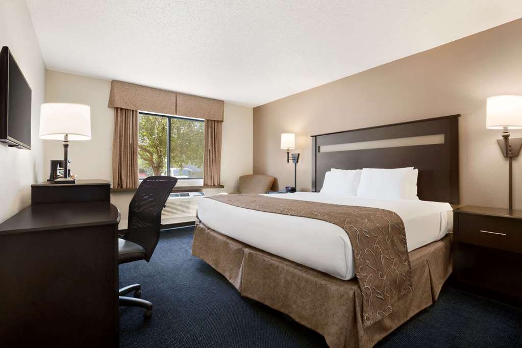 SUPER 8 BY WYNDHAM LINCOLN NORTH-guestroom-Guest Room,On-Site.jpg