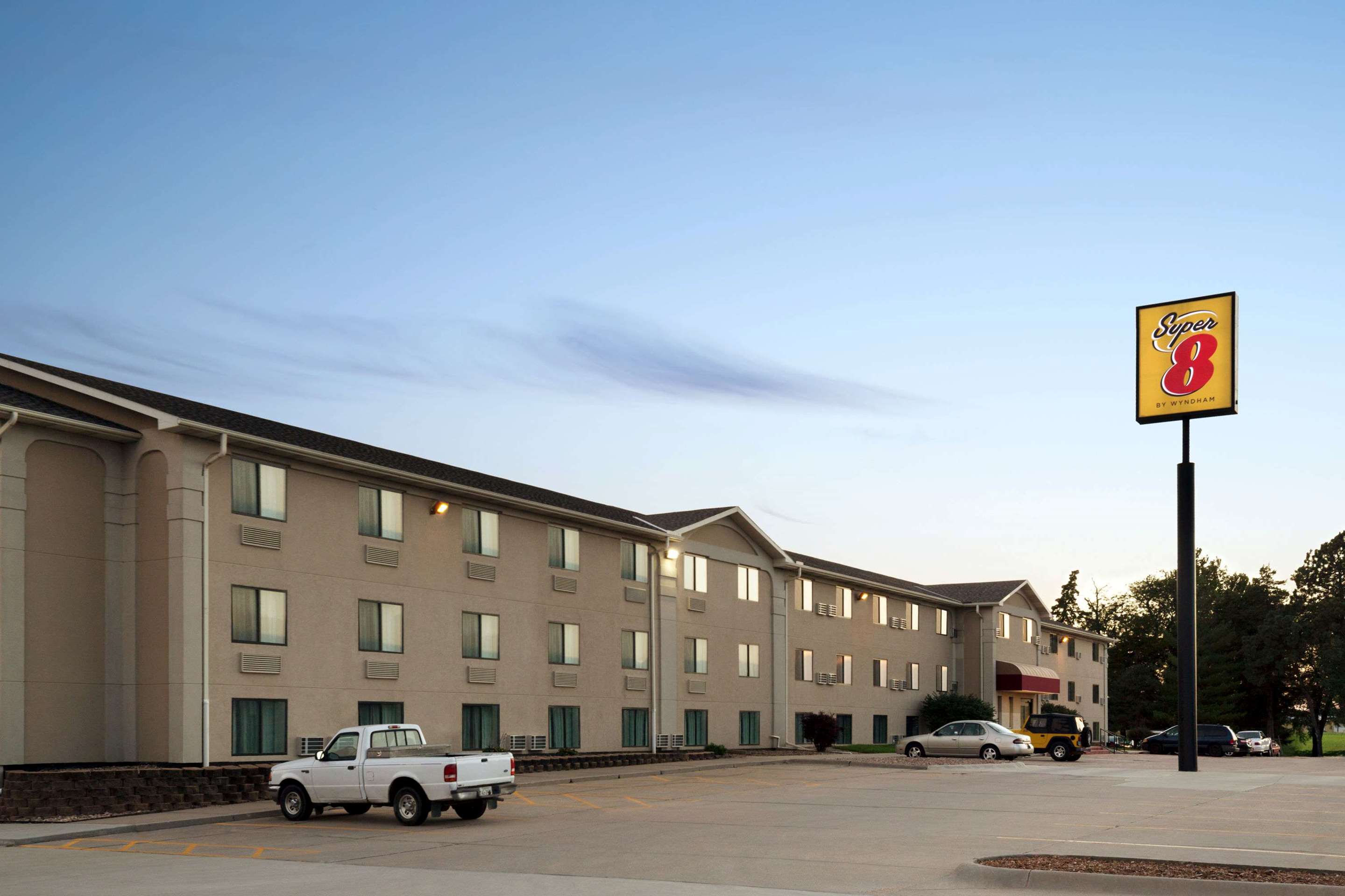 Exterior | Super 8 by Wyndham Lincoln North