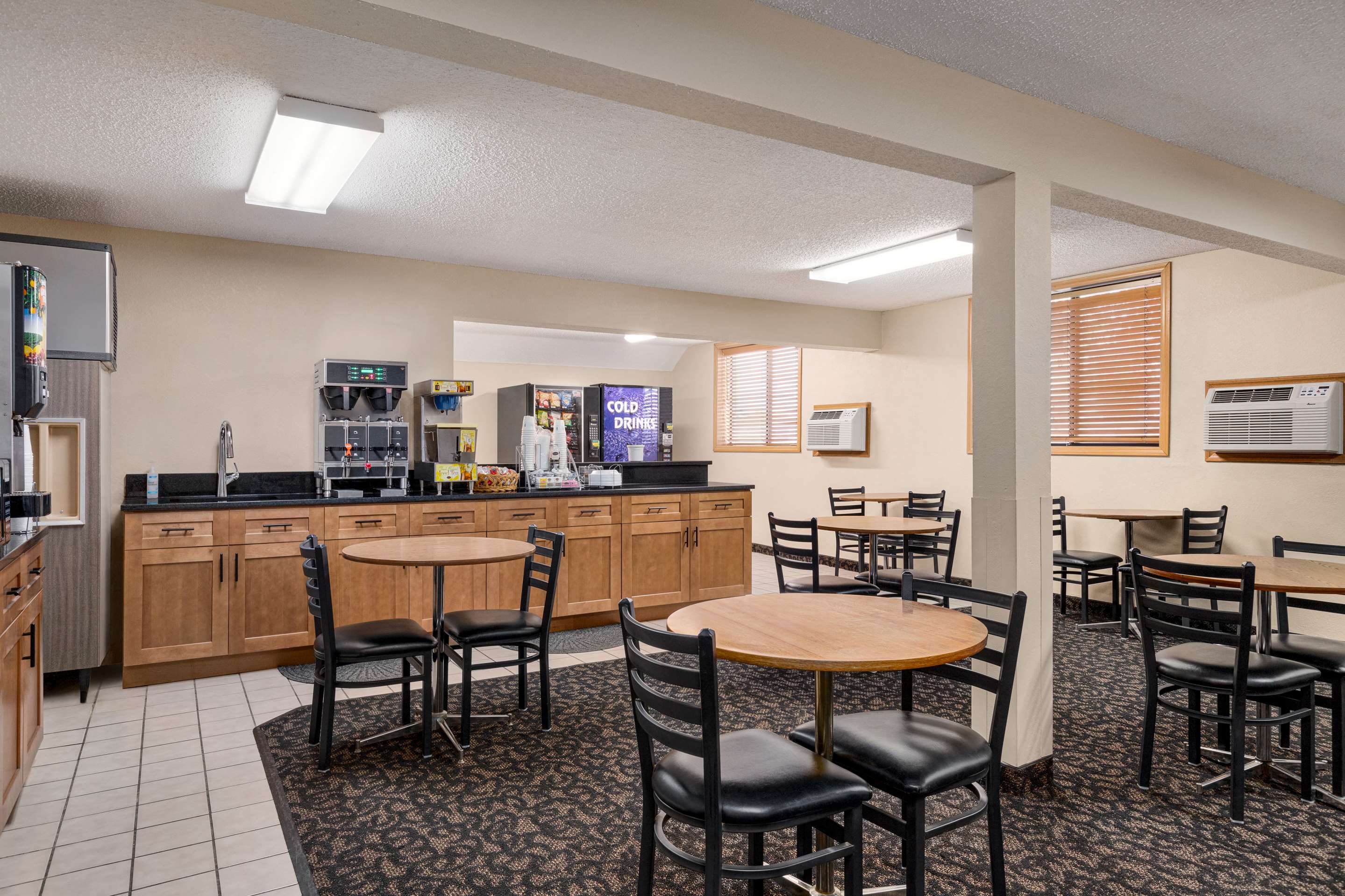 Undefined | Super 8 by Wyndham Lincoln North