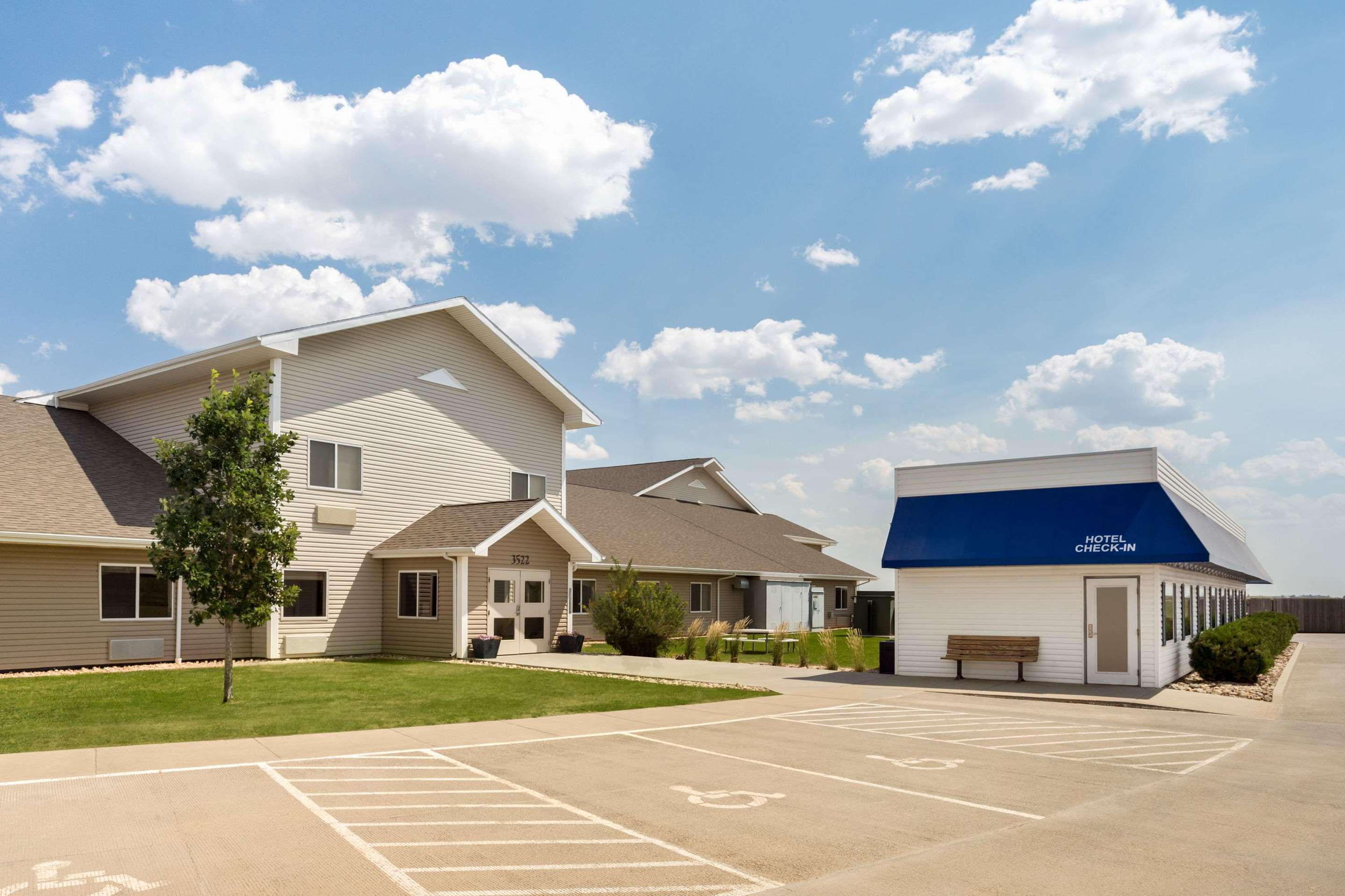 Exterior | Travelodge by Wyndham Bill WY Thunder Basin Ntl Grassland