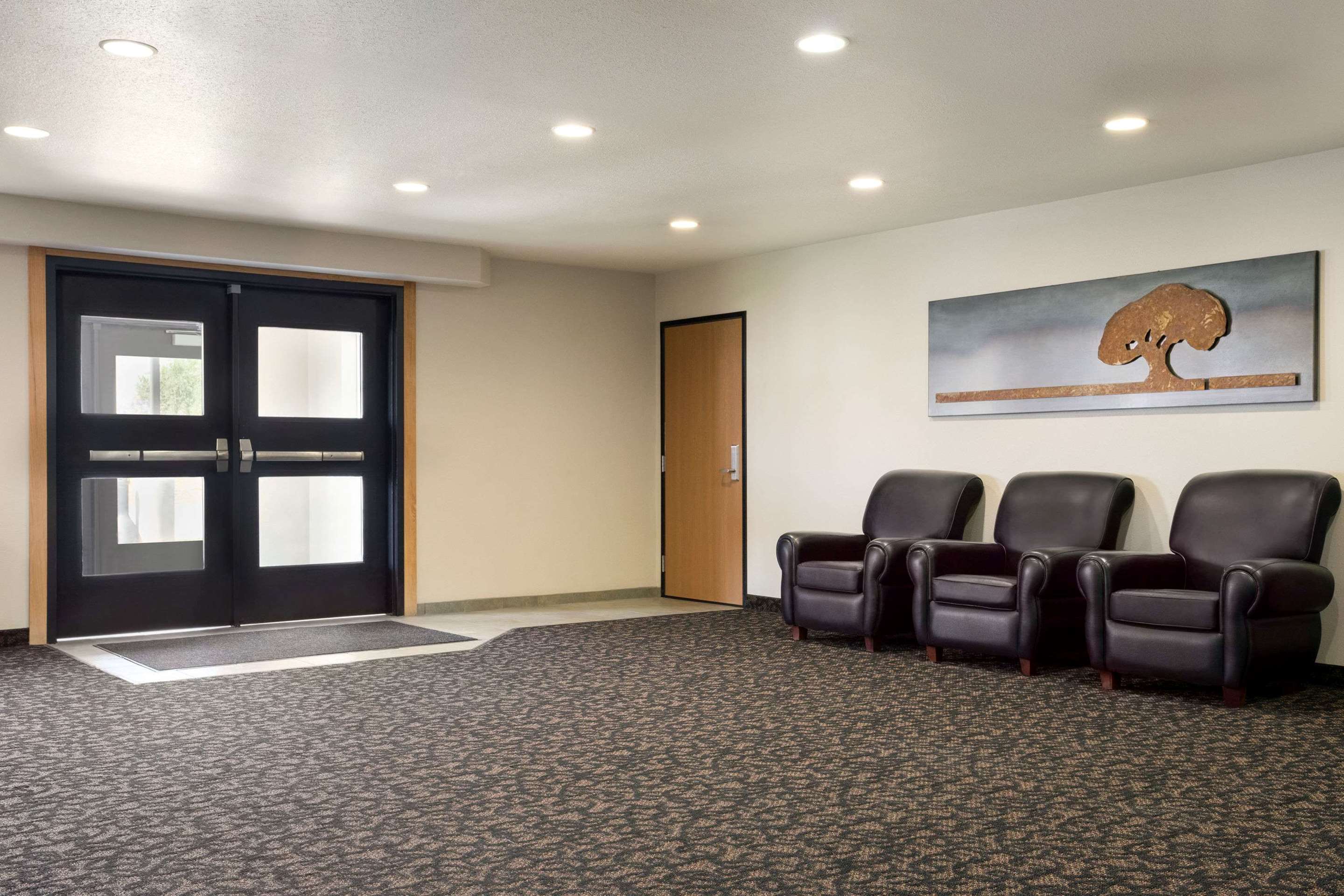 Lobby | Travelodge by Wyndham Bill WY Thunder Basin Ntl Grassland
