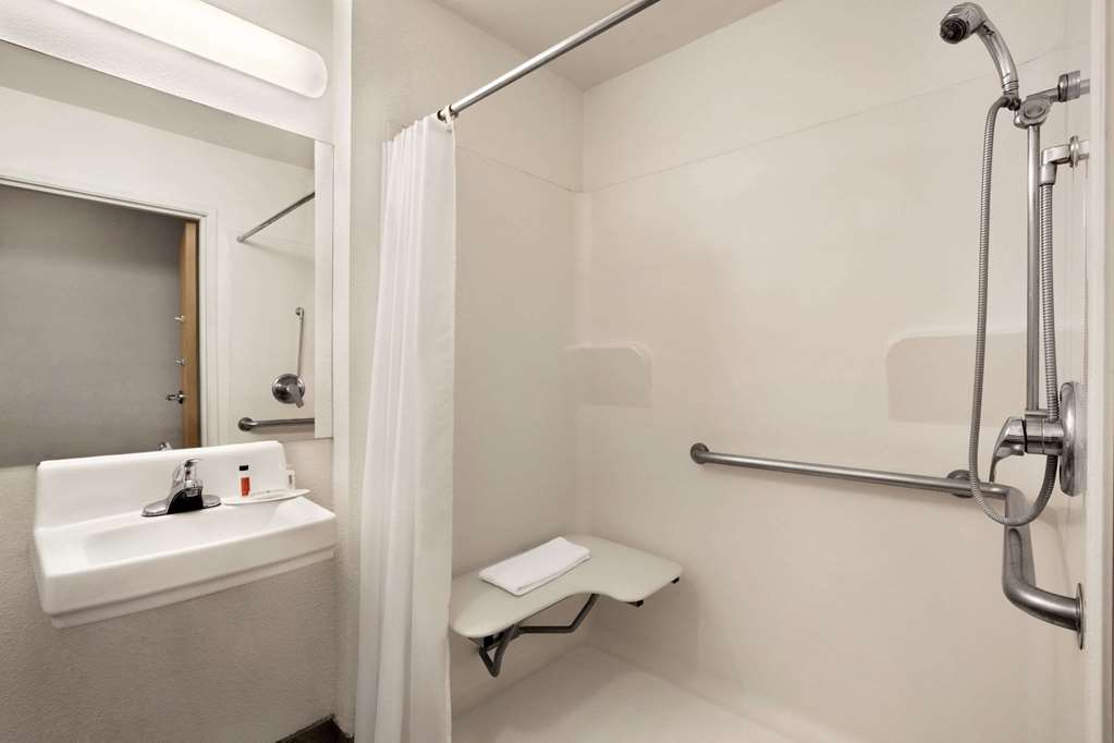 TRAVELODGE BY WYNDHAM PECOS-guestroom-Guest Room,Bathroom,On-Site.jpg