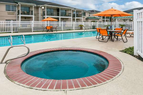 Pool - Richmond Inn & Suites LSU Baton Rouge - I-10, Exit 158