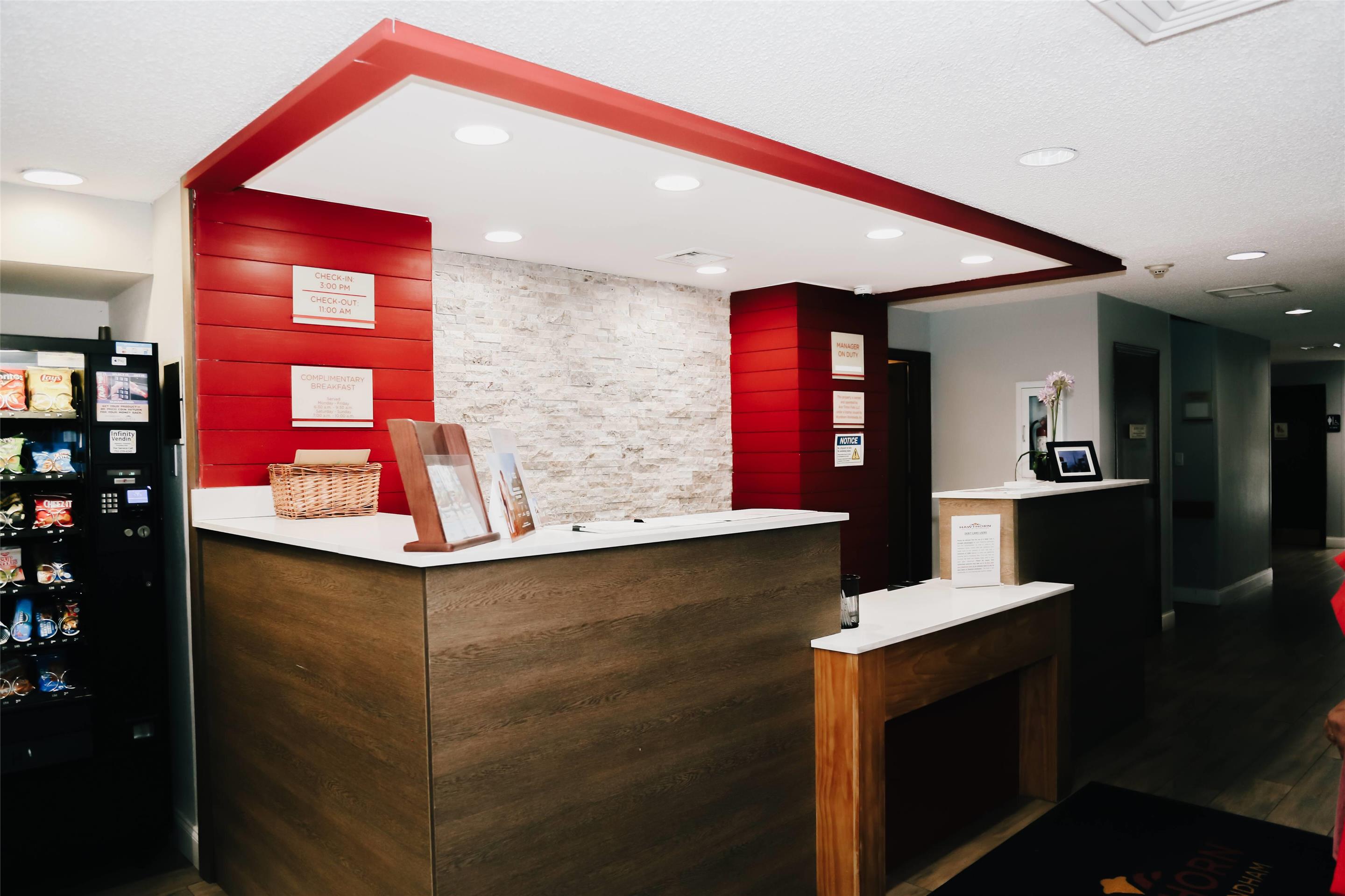 Lobby | Hawthorn Suites by Wyndham Tinton Falls