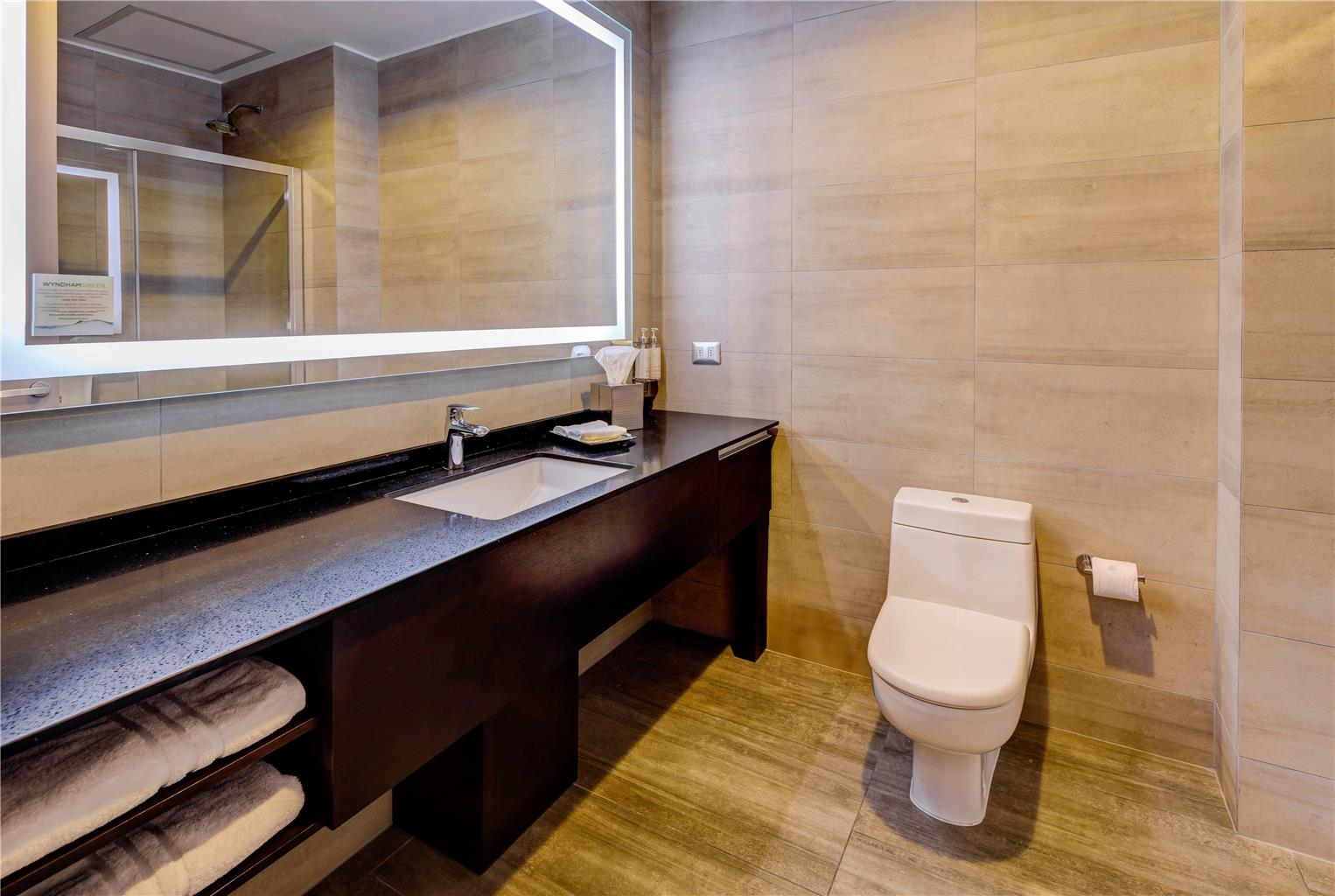 WYNDHAM SANTIAGO AEROPUERTO-guestroom-Guest Room,Bathroom,On-Site.jpg