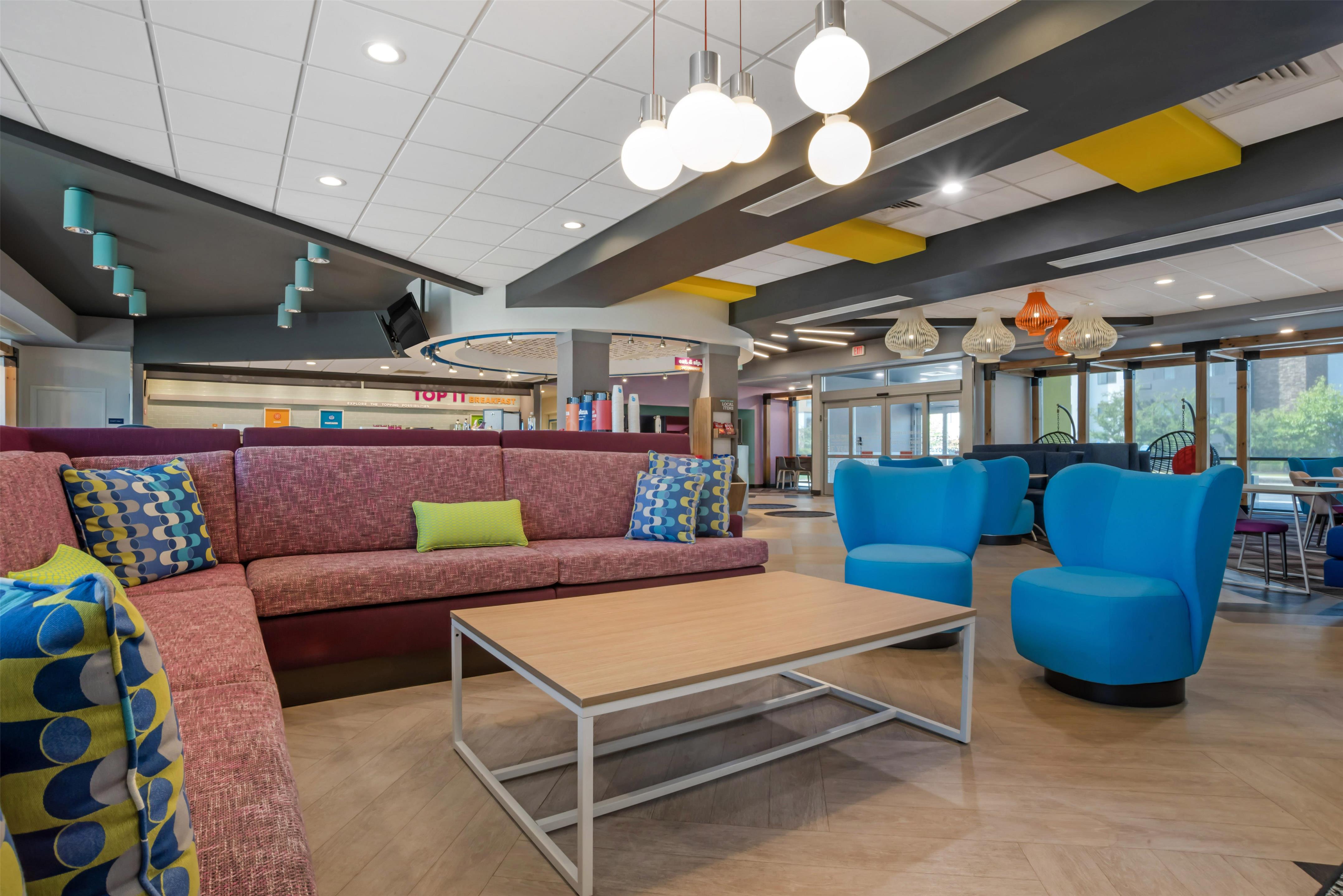 Lobby | Tru by Hilton Auburn