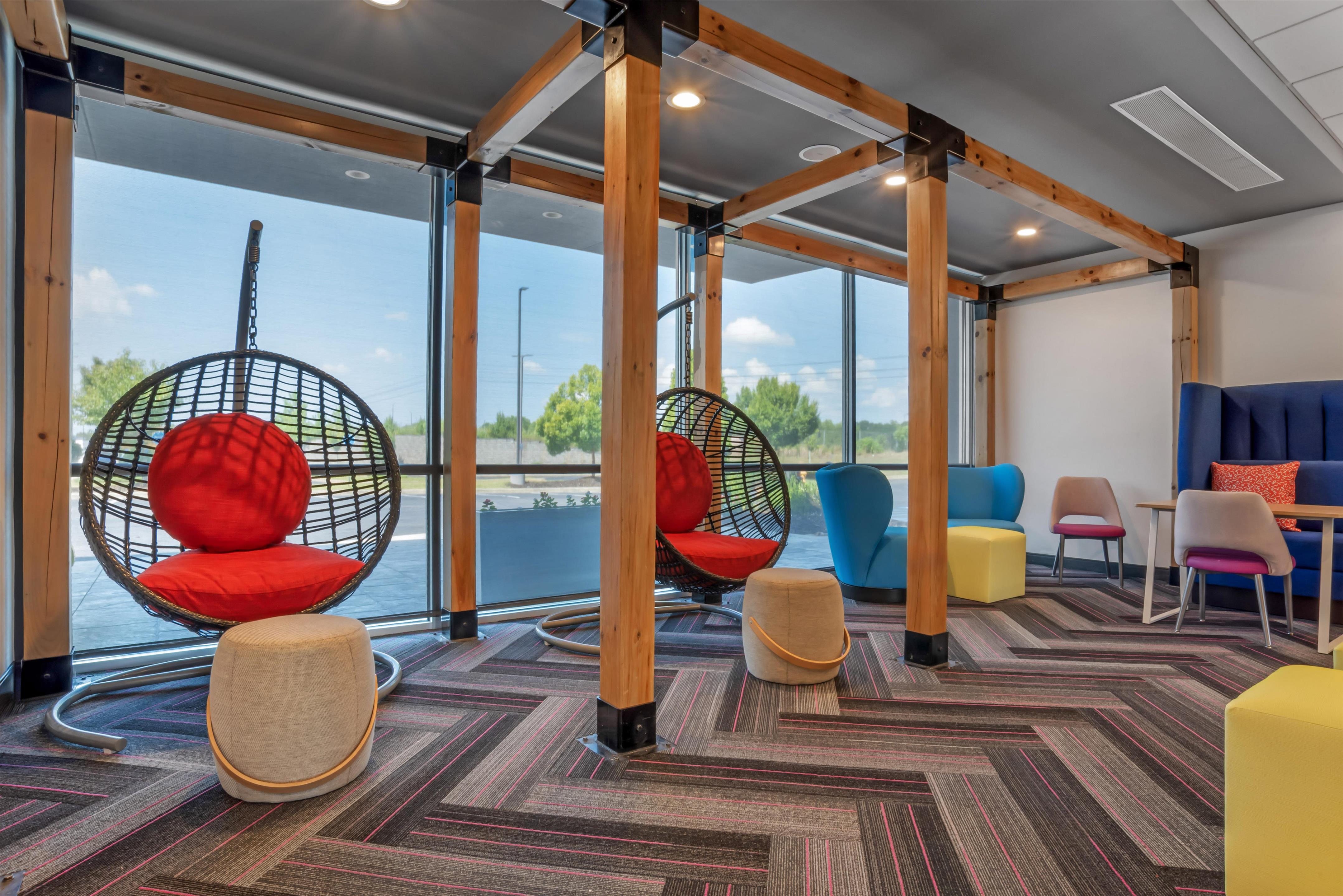 Lobby | Tru by Hilton Auburn