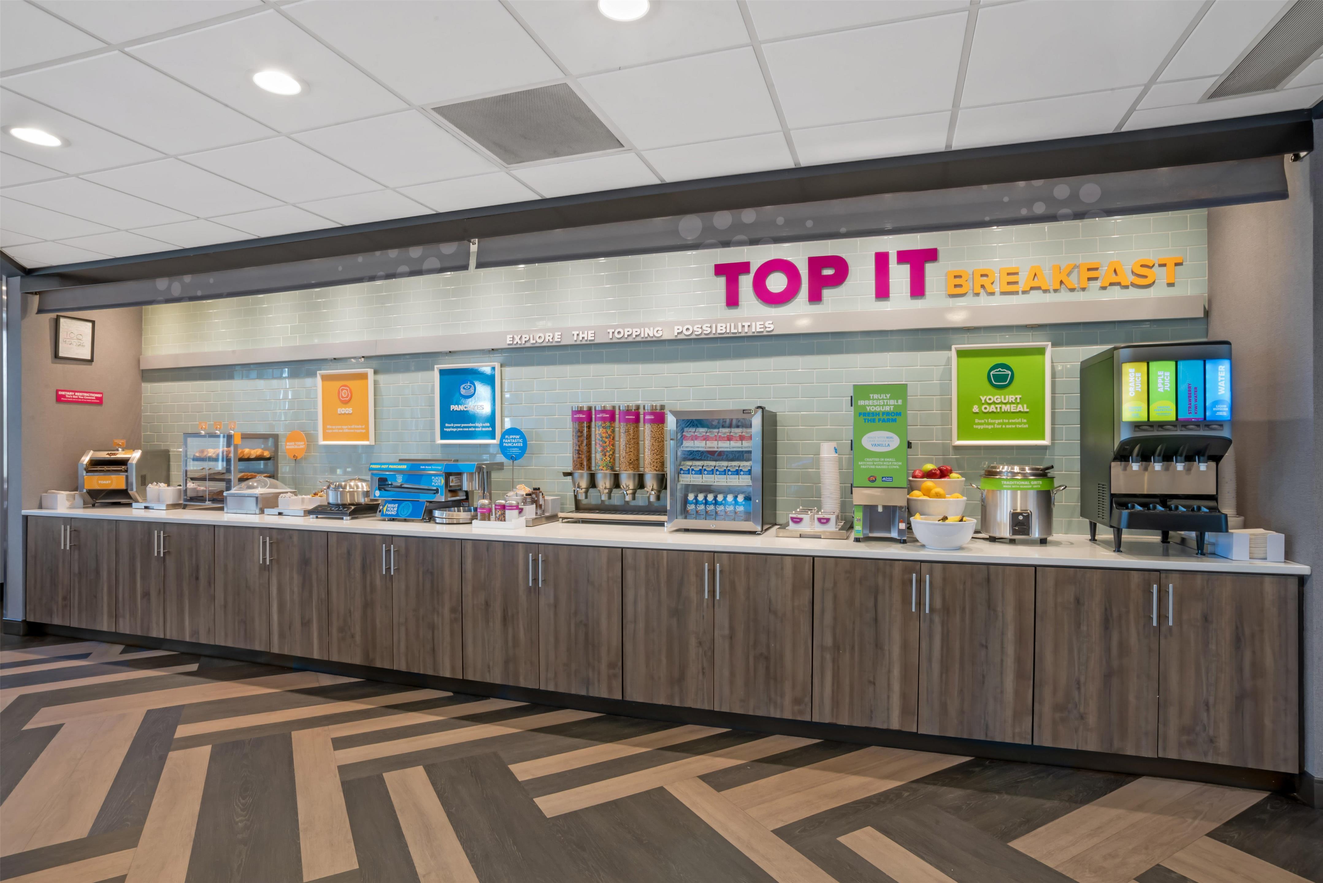 Breakfast Area | Tru by Hilton Auburn