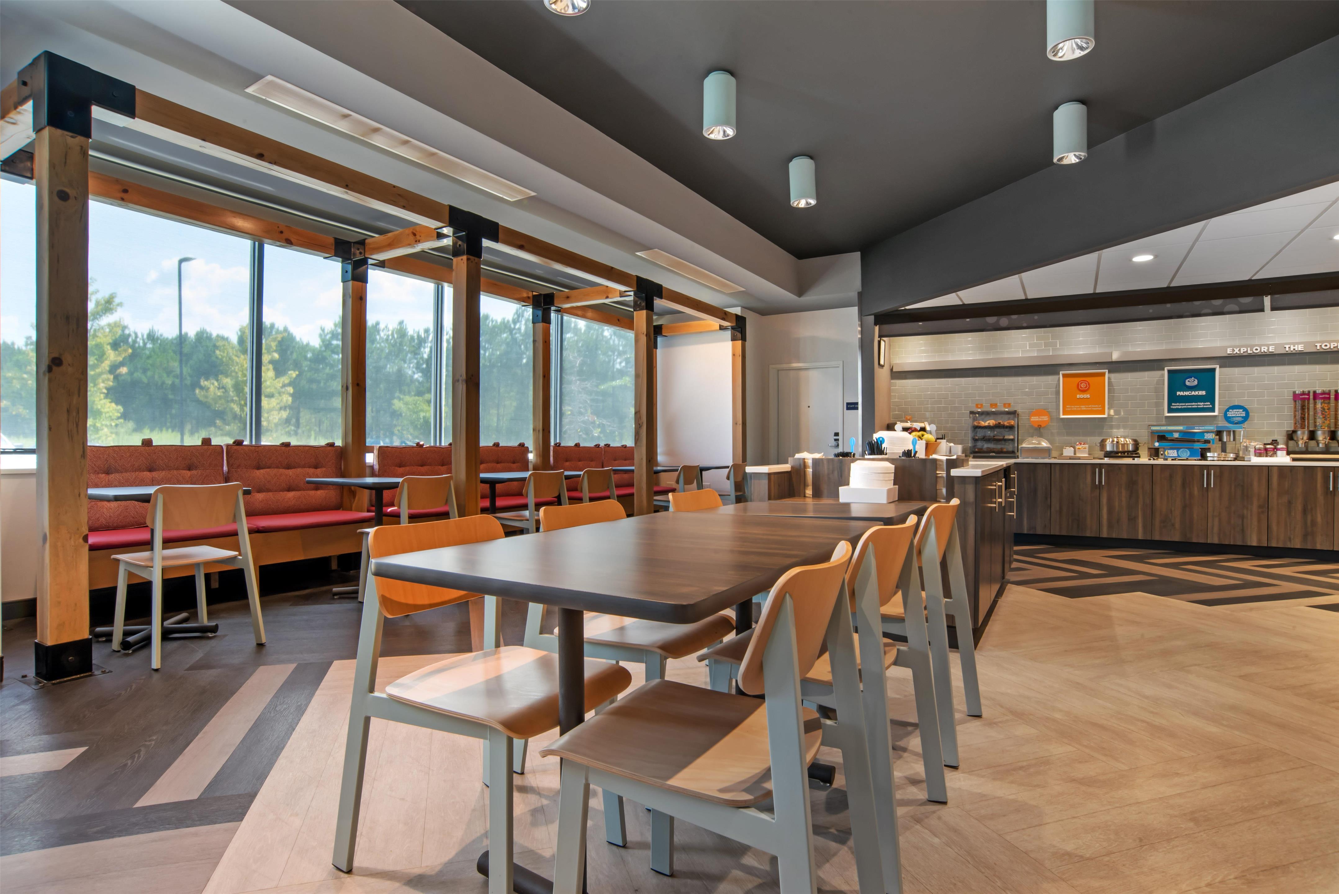 Breakfast Area | Tru by Hilton Auburn