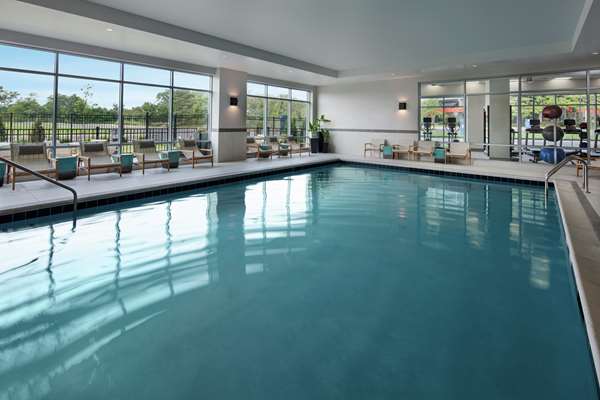 Pool - Hampton Inn & Suites Glenpointe Teaneck - I-95, Exit 70