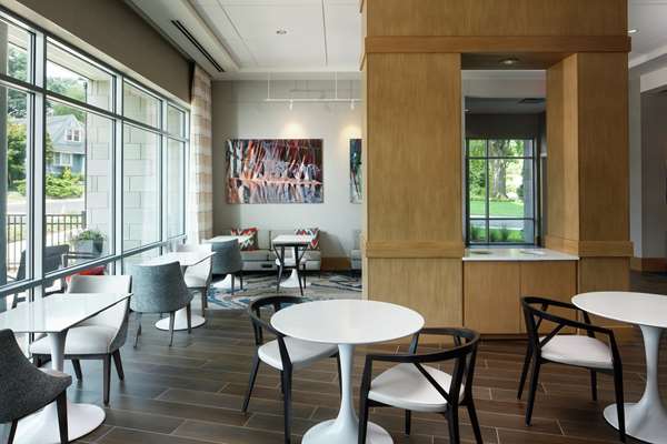 Amenities - Hampton Inn & Suites Glenpointe Teaneck - I-95, Exit 70