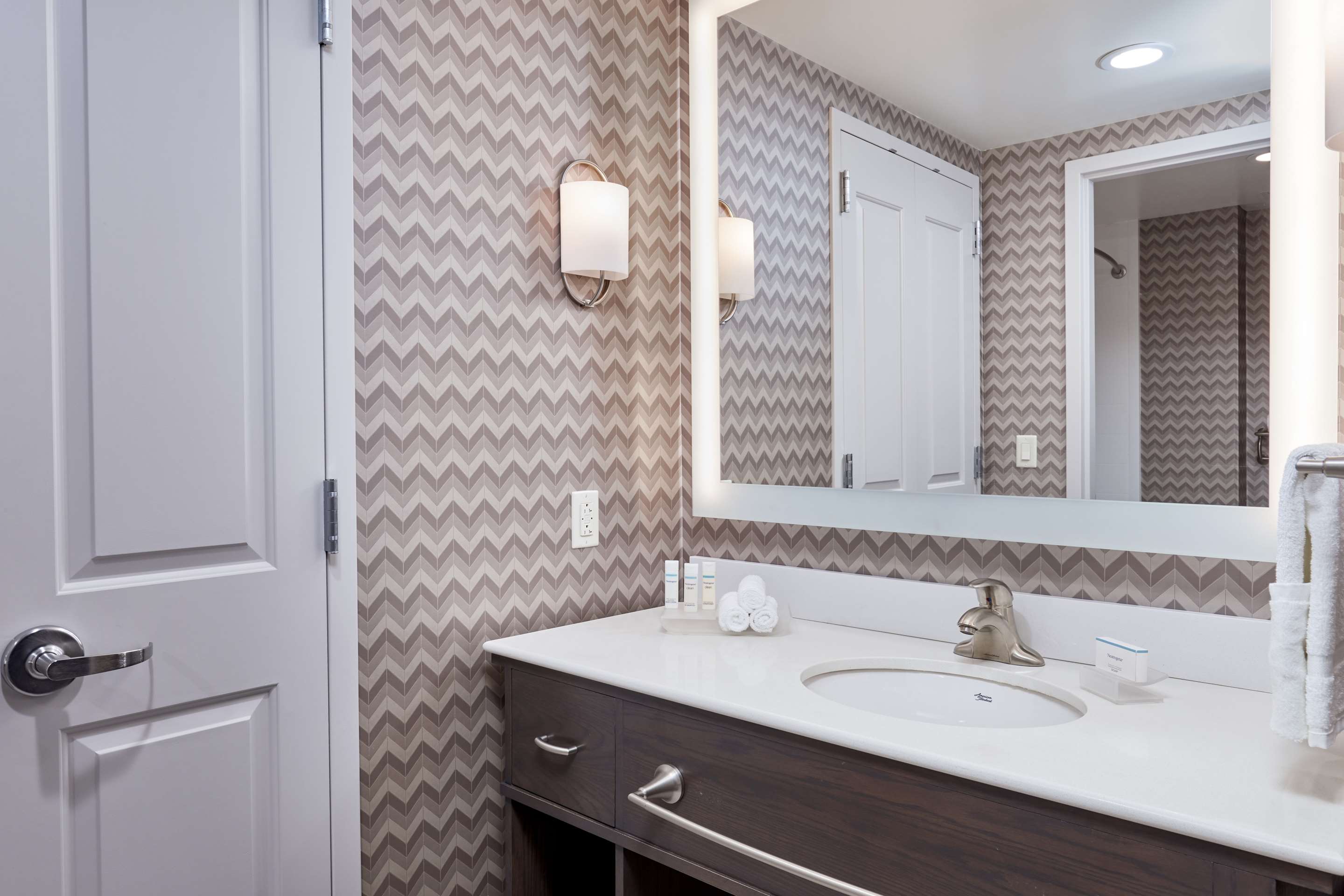 Guest room bath