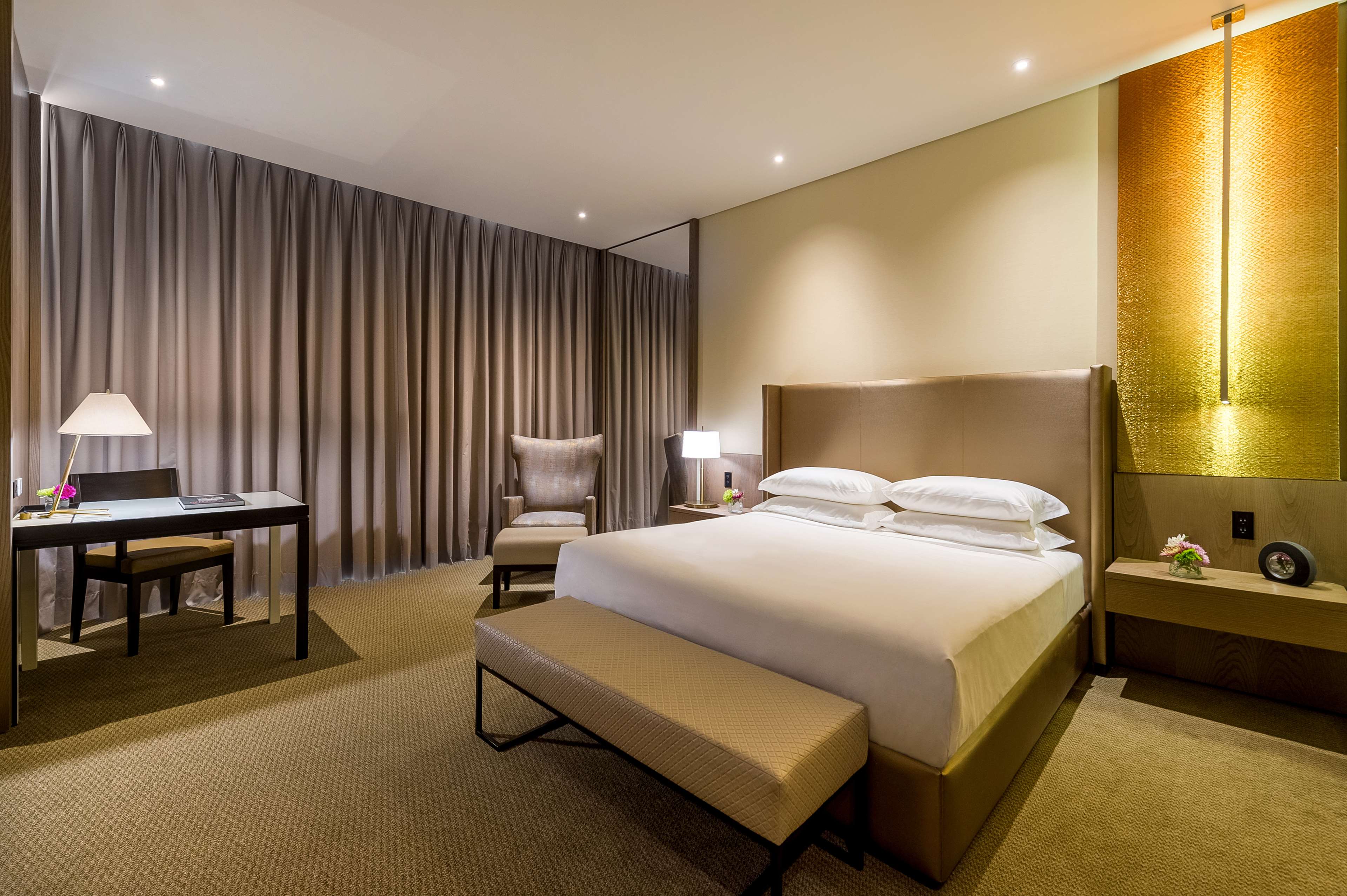 Grand Hyatt Bogota Room Type - Accessible King Bed RollIn Shower