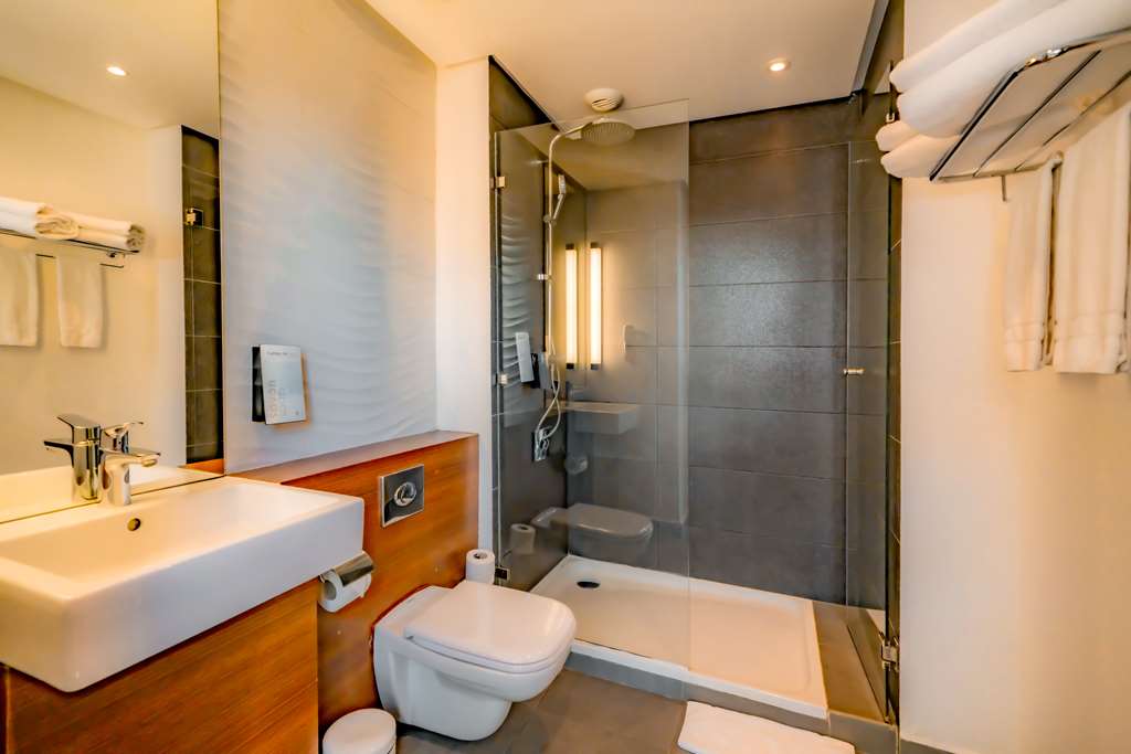CAMPANILE CASABLANCA CENTRE VILLE-guestroom-Guest Room,Bathroom,Accessibility,On-Site.jpg