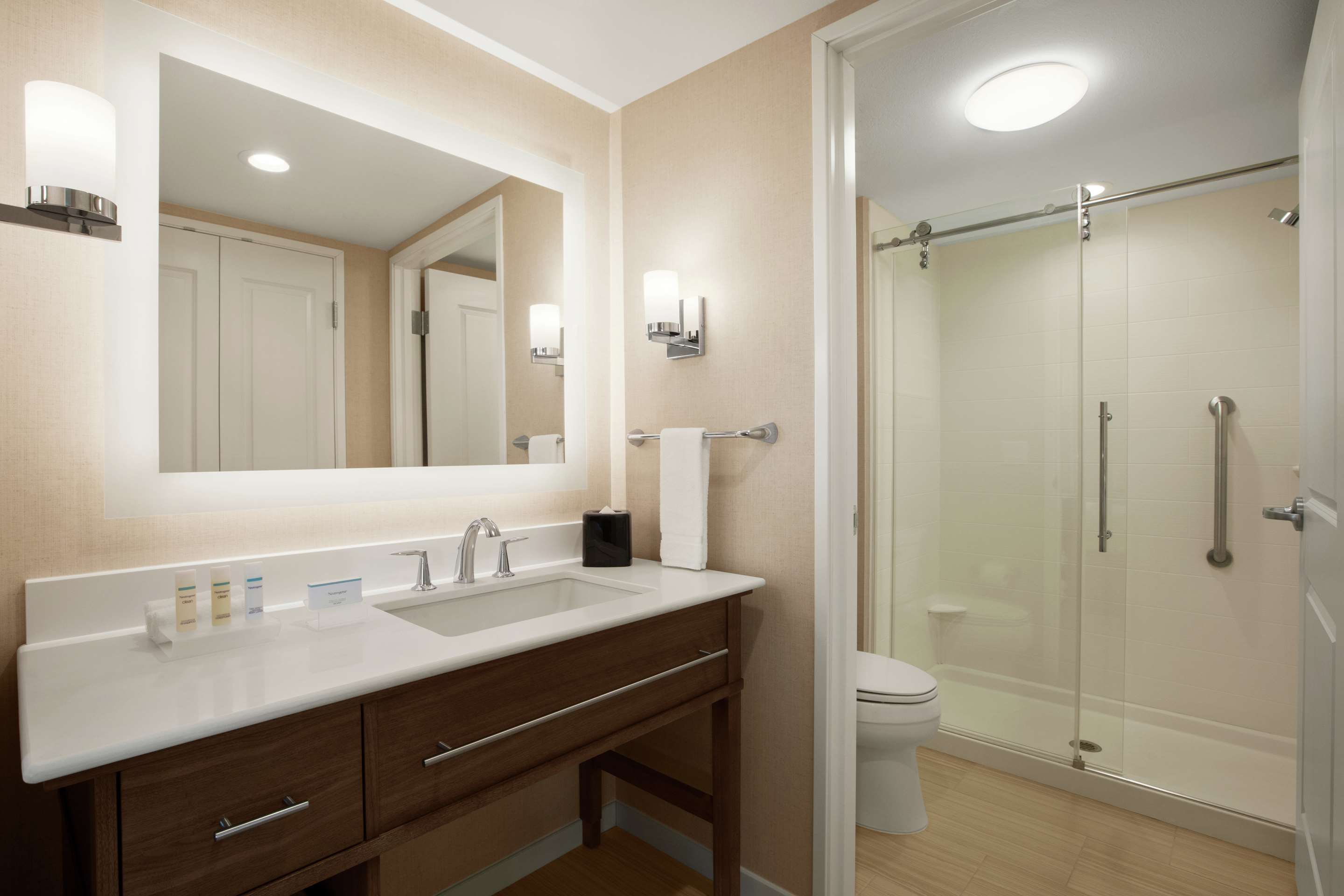 Guest room bath