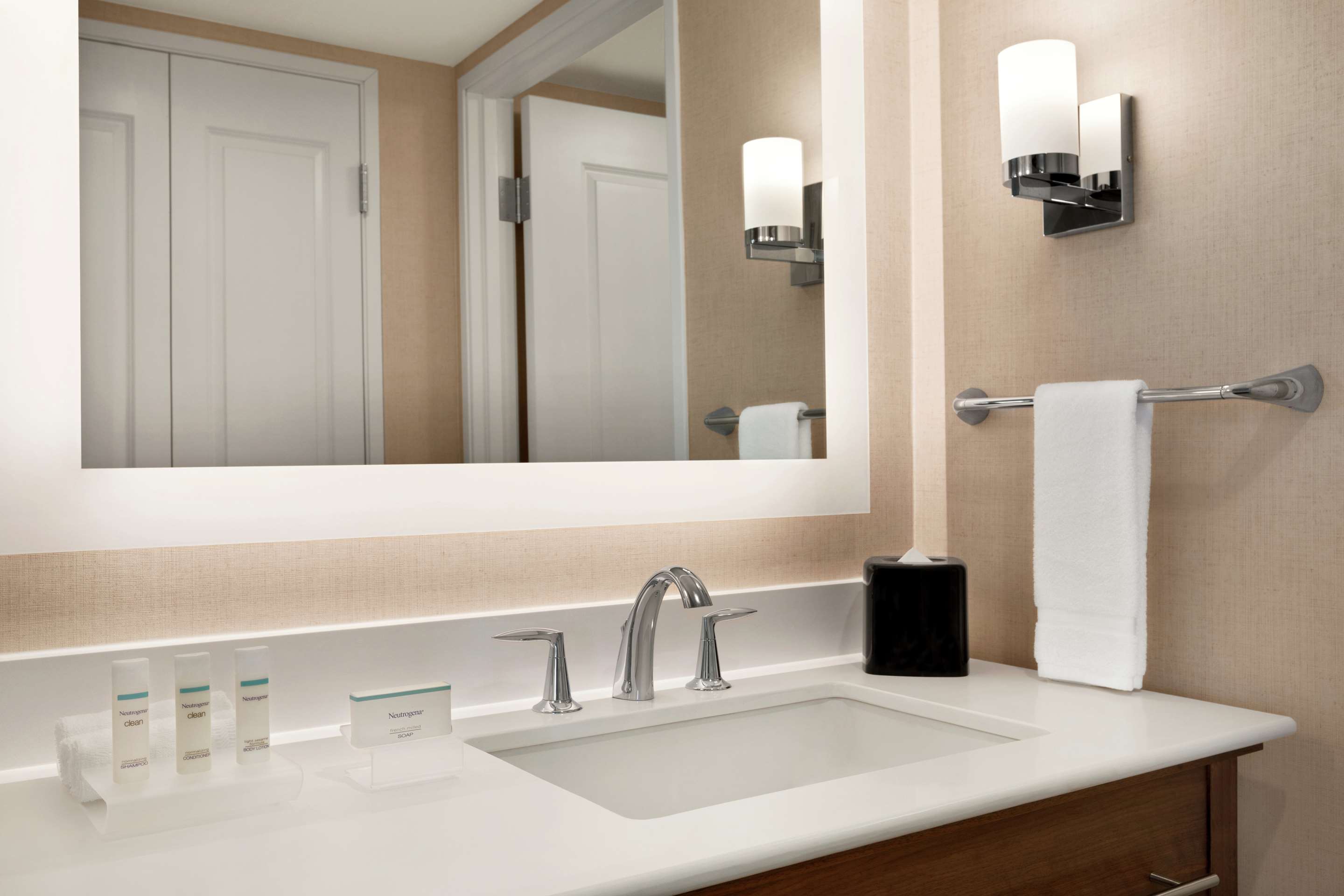 Guest room bath