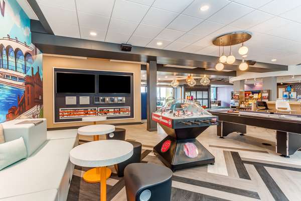  - Tru by Hilton Hotel West Madison