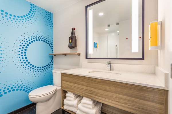  - Tru by Hilton Hotel West Madison