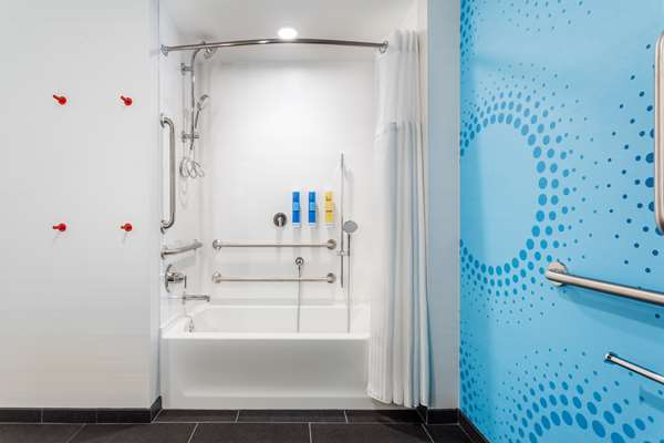  - Tru by Hilton Hotel West Madison