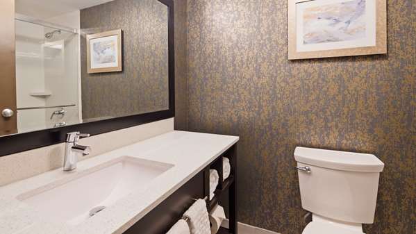  - Best Western Plus Landmark Hotel Laconia