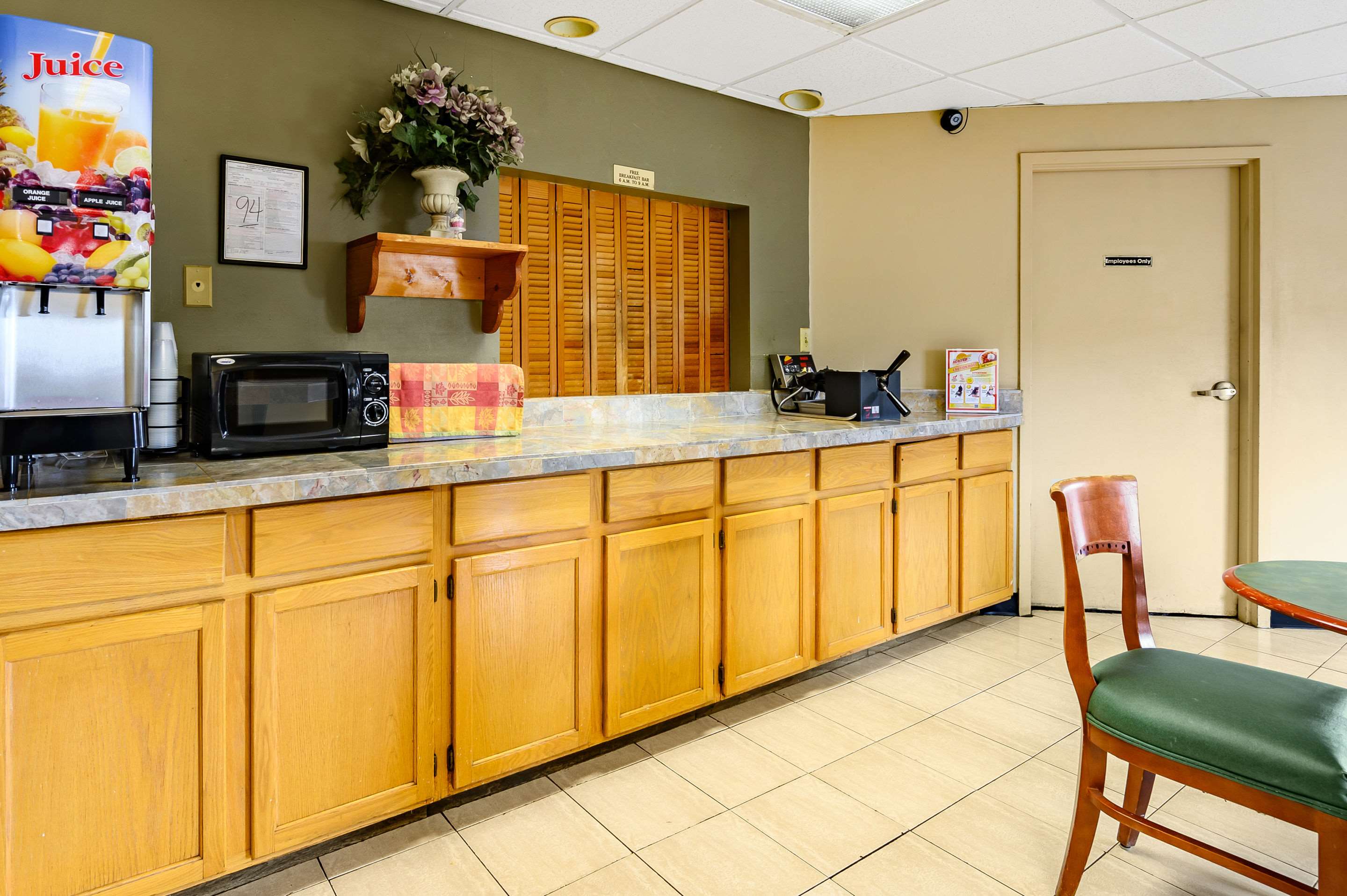 Breakfast area | Econo Lodge
