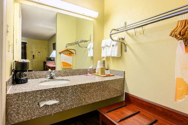  - Econo Lodge Athens - I-65, Exit 351