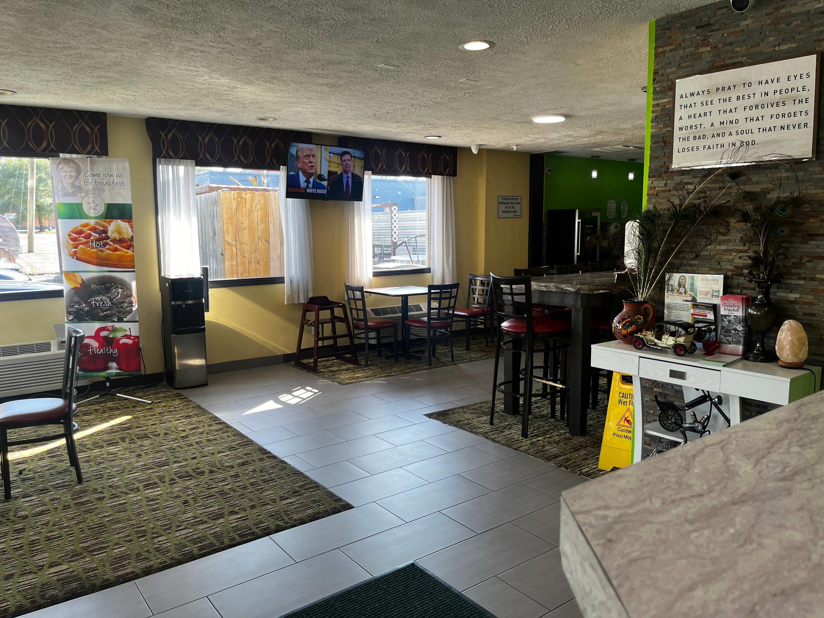 Hotel lobby | Quality Inn Grand Rapids Near Dowtown