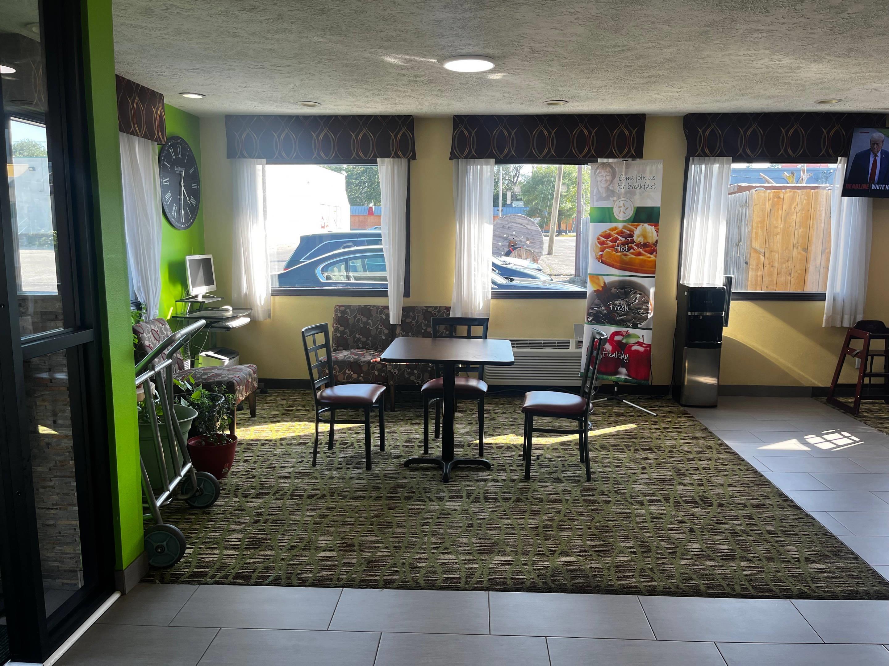 Hotel lobby | Quality Inn Grand Rapids Near Dowtown