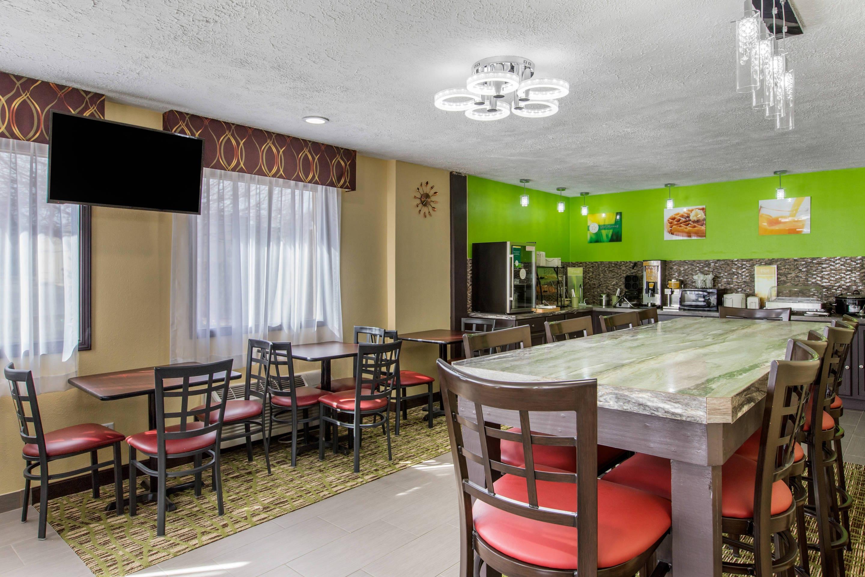 Breakfast area | Quality Inn Grand Rapids Near Dowtown