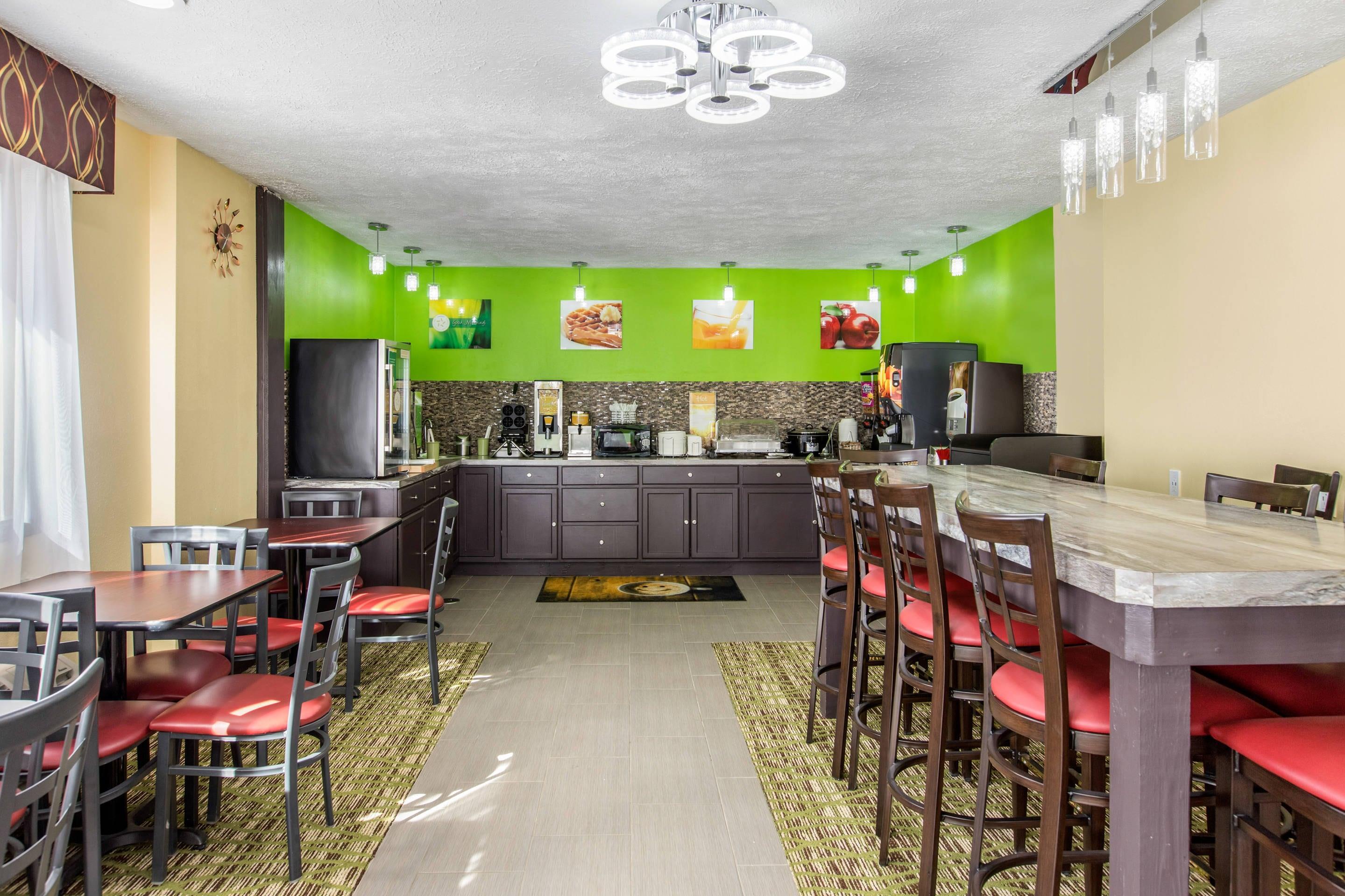 Breakfast area | Quality Inn Grand Rapids Near Dowtown
