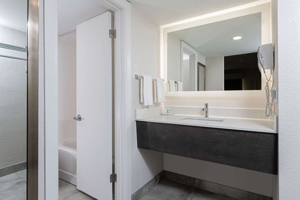 QUALITY INN ASHEVILLE DOWNTOWN TUNN-guestroom-Guest Room,Bathroom,On-Site.jpg