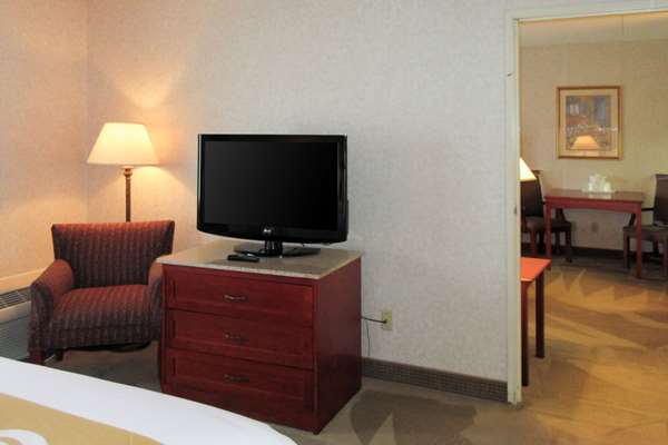 Suite - Quality Inn & Suites University of New Mexico Albuquerque - I-40, Exit 159A & 159D