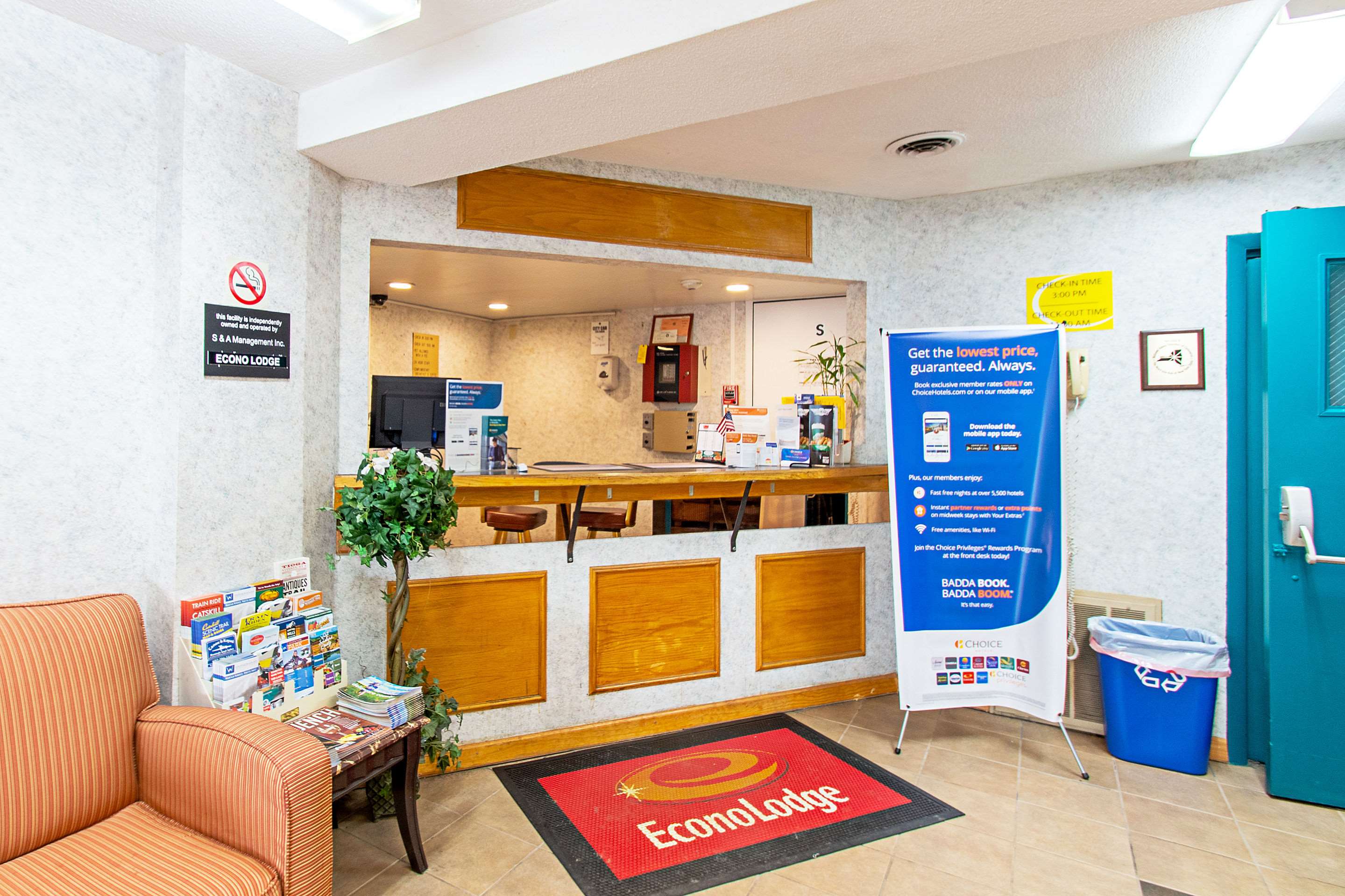 Hotel lobby | Econo Lodge Utica