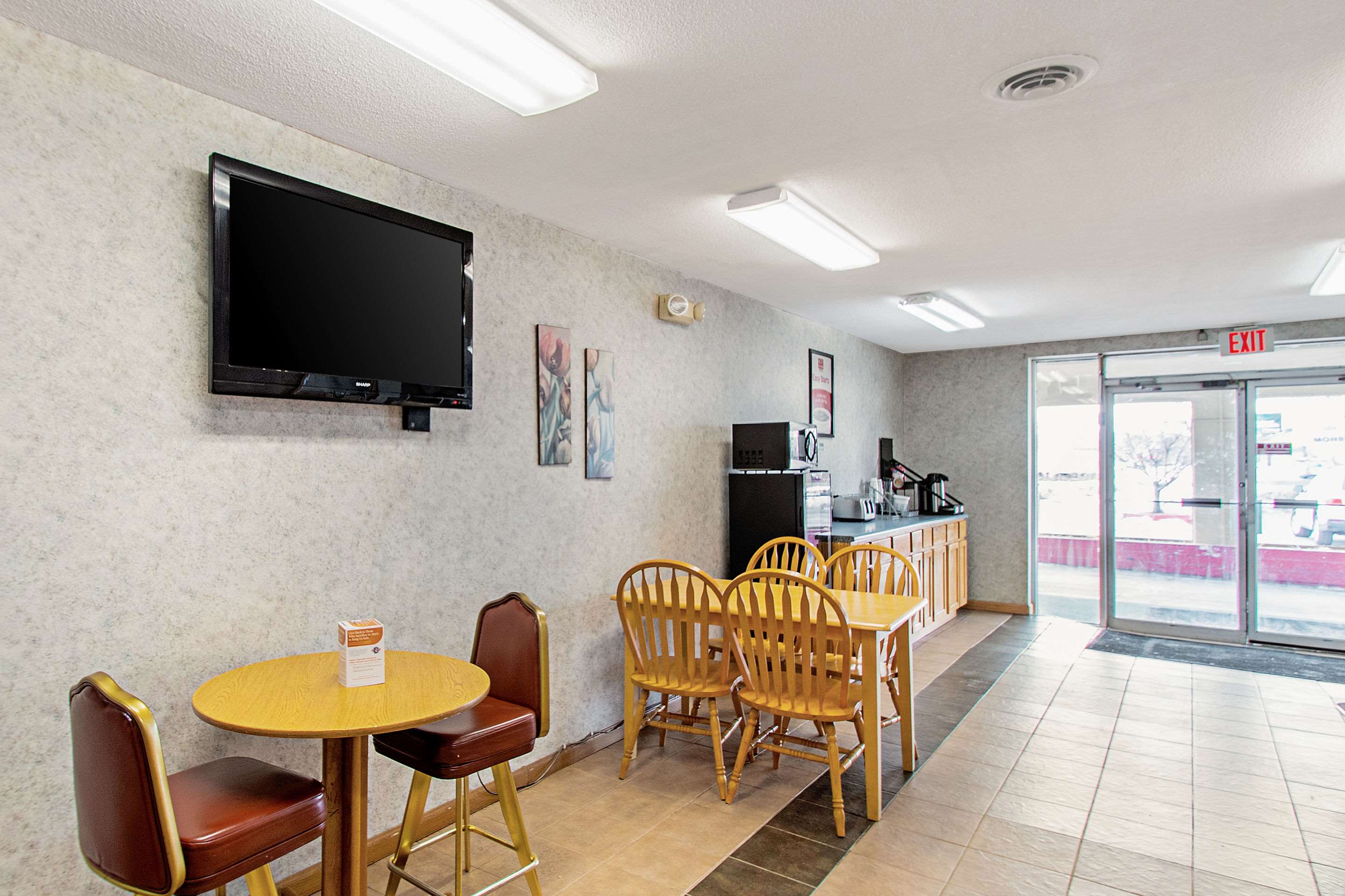 Hotel lobby | Econo Lodge Utica