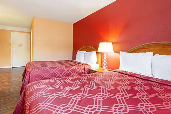  - Econo Lodge Utica - I-90, Exit 31