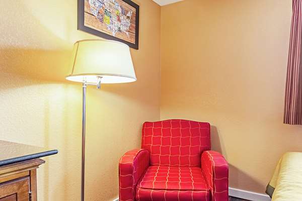  - Econo Lodge Utica - I-90, Exit 31