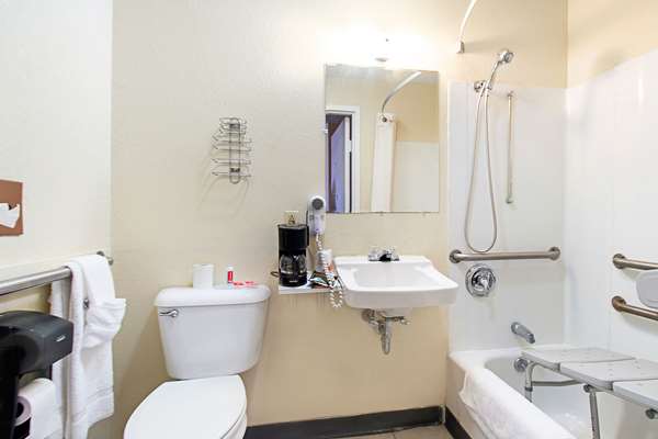  - Econo Lodge Utica - I-90, Exit 31