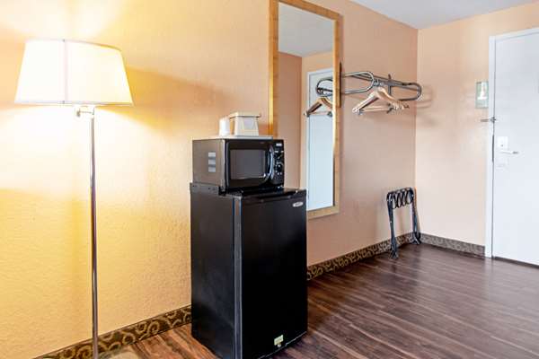  - Econo Lodge Utica - I-90, Exit 31