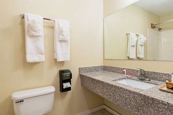  - Econo Lodge Utica - I-90, Exit 31
