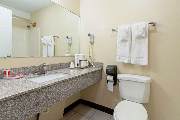  - Econo Lodge Utica - I-90, Exit 31