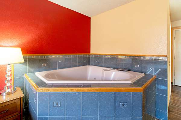  - Econo Lodge Utica - I-90, Exit 31