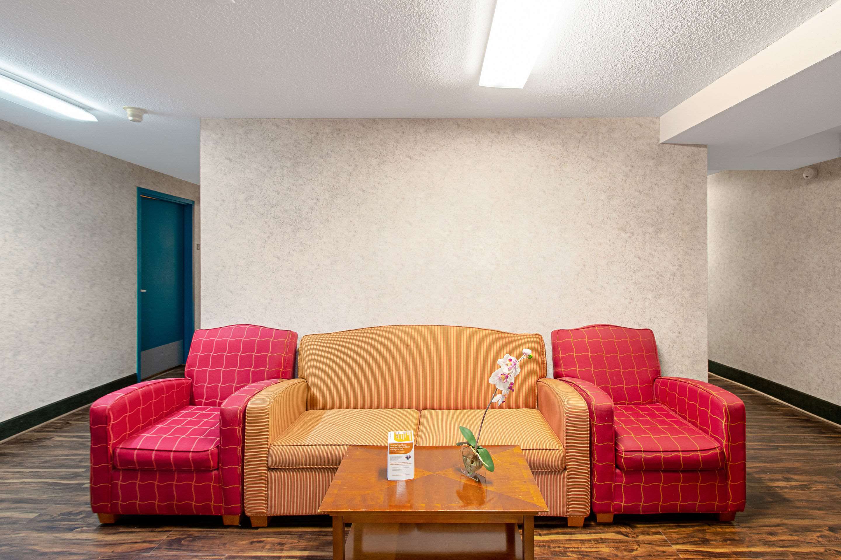 Hotel lounge area | Econo Lodge Utica