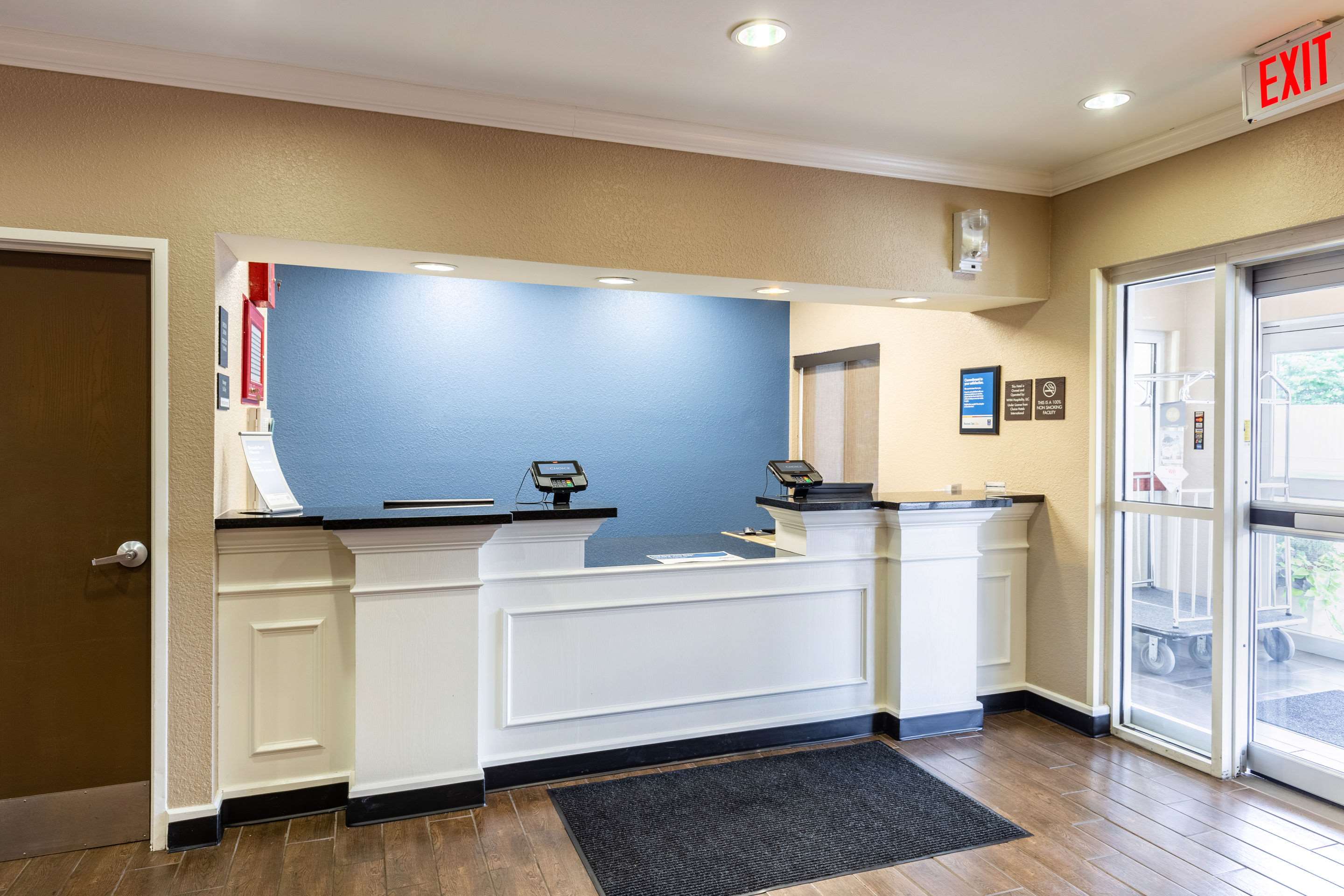 Front desk with friendly staff | Comfort Inn South Tulsa - Woodland Hills