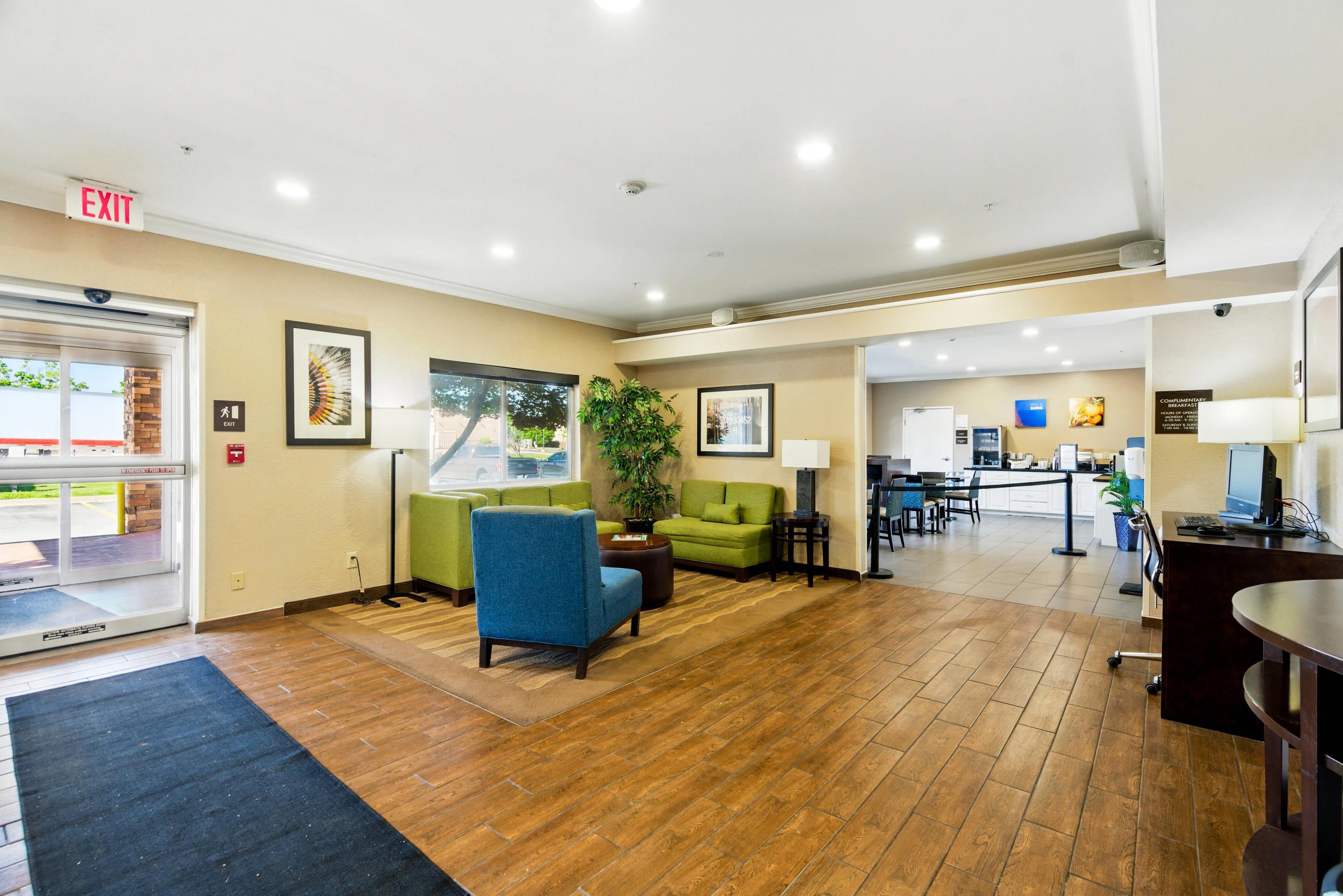 Hotel lobby | Comfort Inn South Tulsa - Woodland Hills