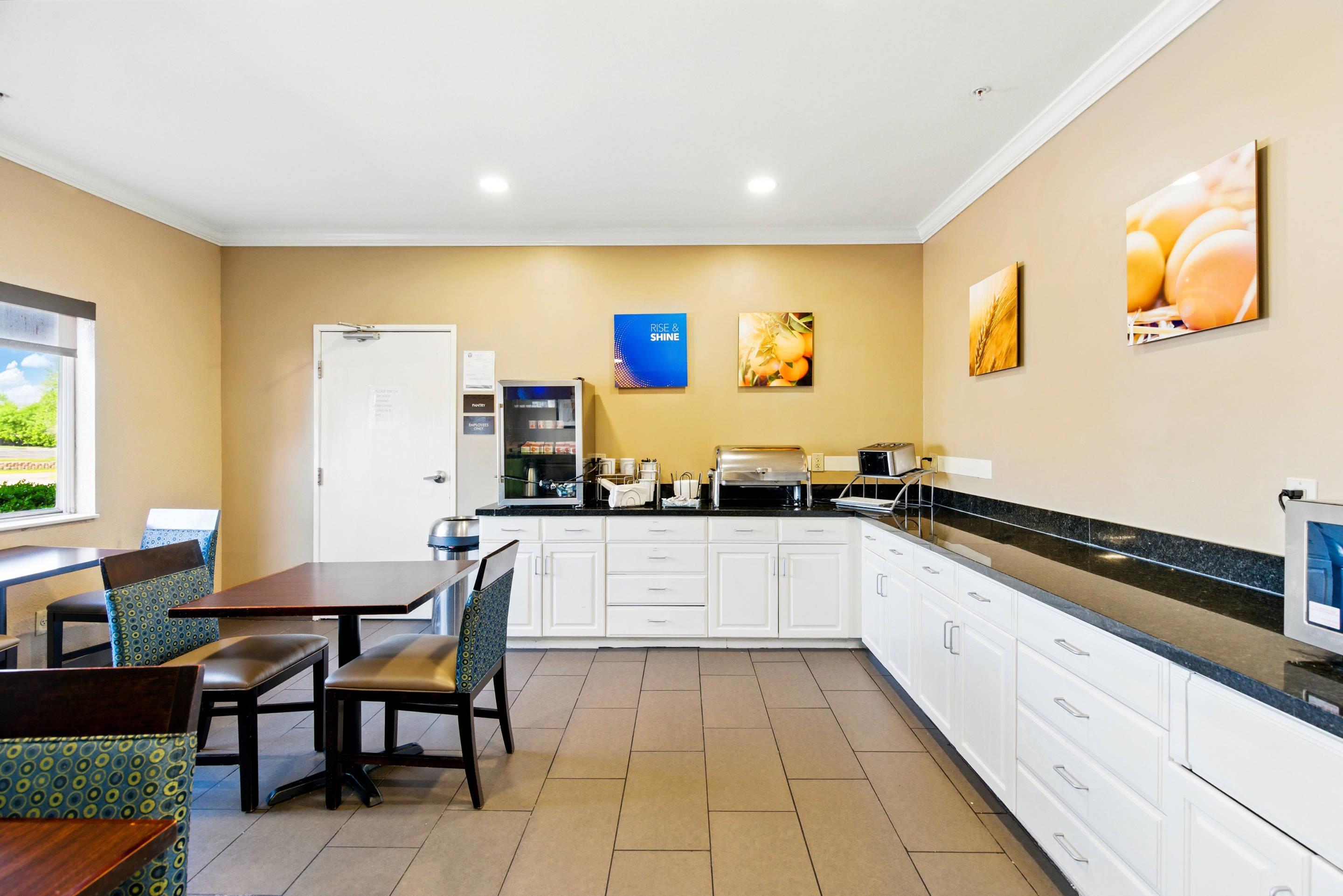 Breakfast area | Comfort Inn South Tulsa - Woodland Hills