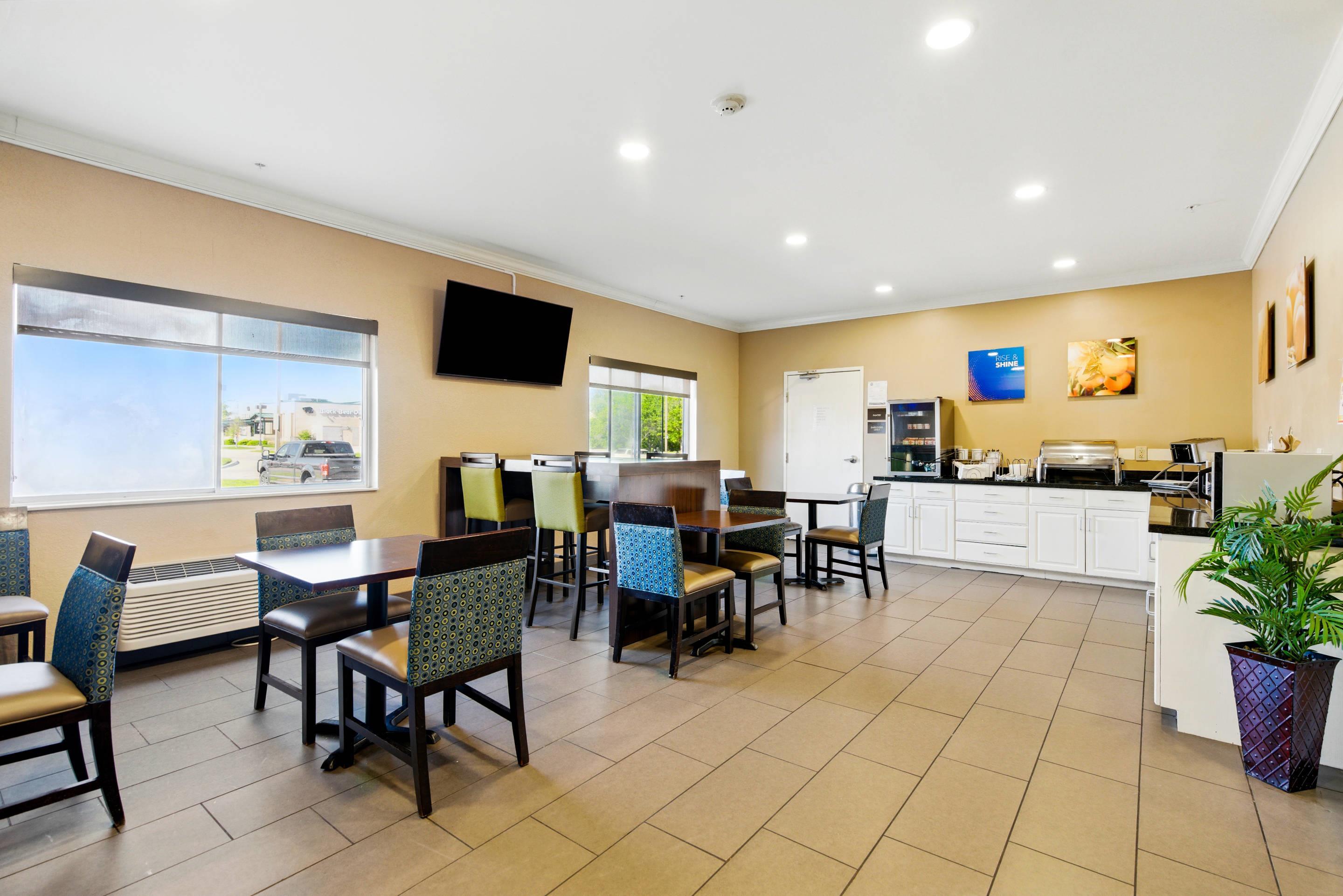 Breakfast area | Comfort Inn South Tulsa - Woodland Hills