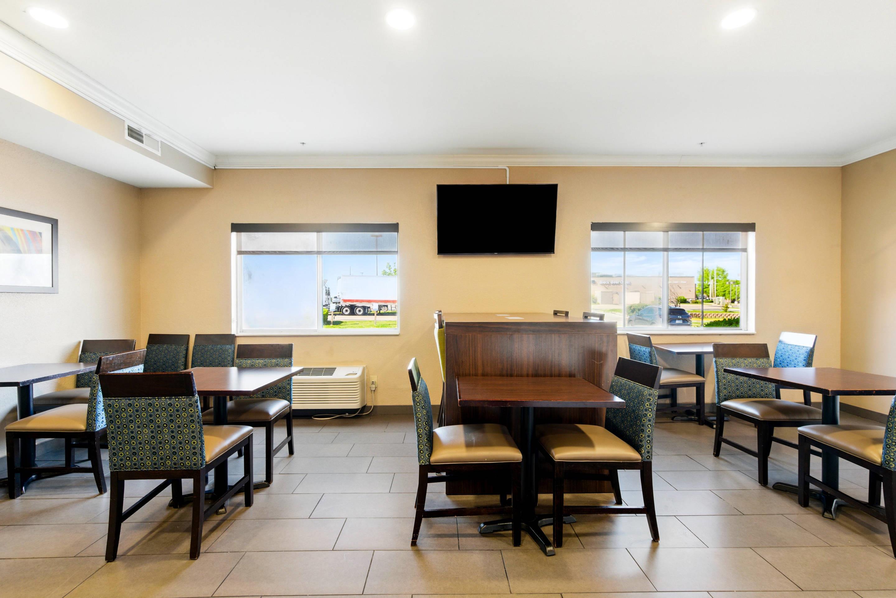 Breakfast area | Comfort Inn South Tulsa - Woodland Hills