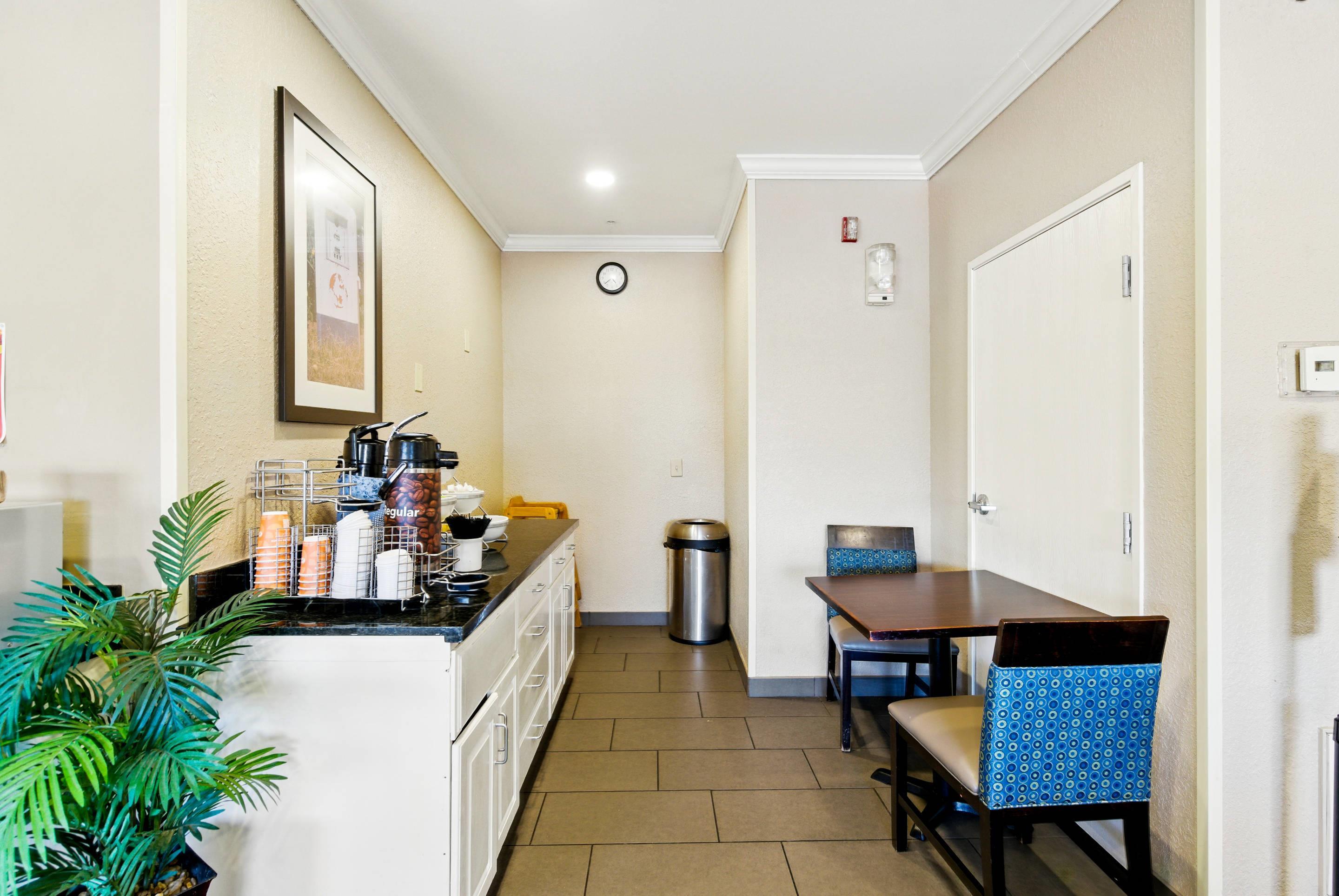 Breakfast area | Comfort Inn South Tulsa - Woodland Hills